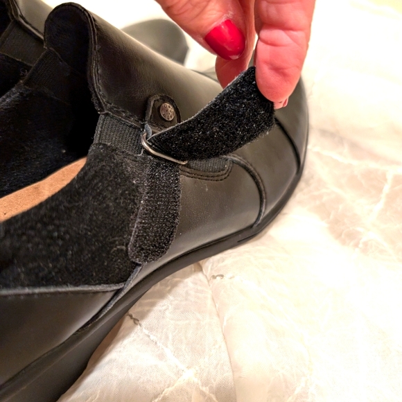 Earth Origins black leather shoes with arch support built in. - Picture 4 of 8
